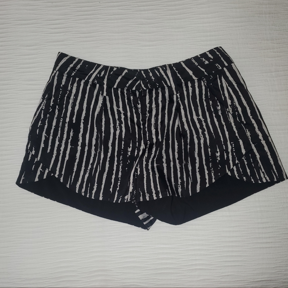 Allen B short shorts size 4 black/gray